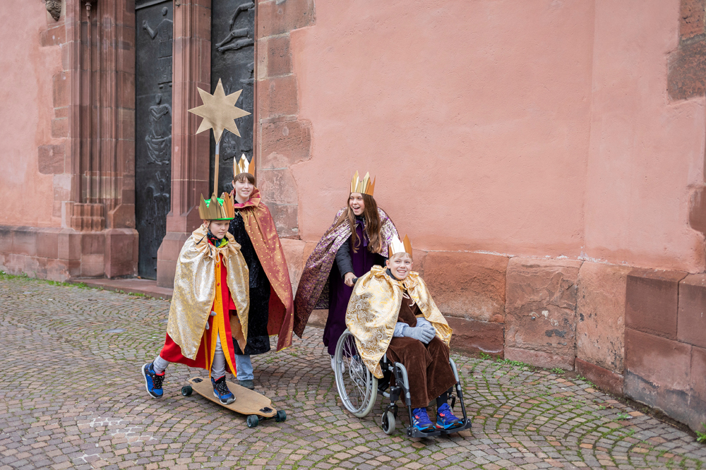 Sternsinger vor Kirchgebäude