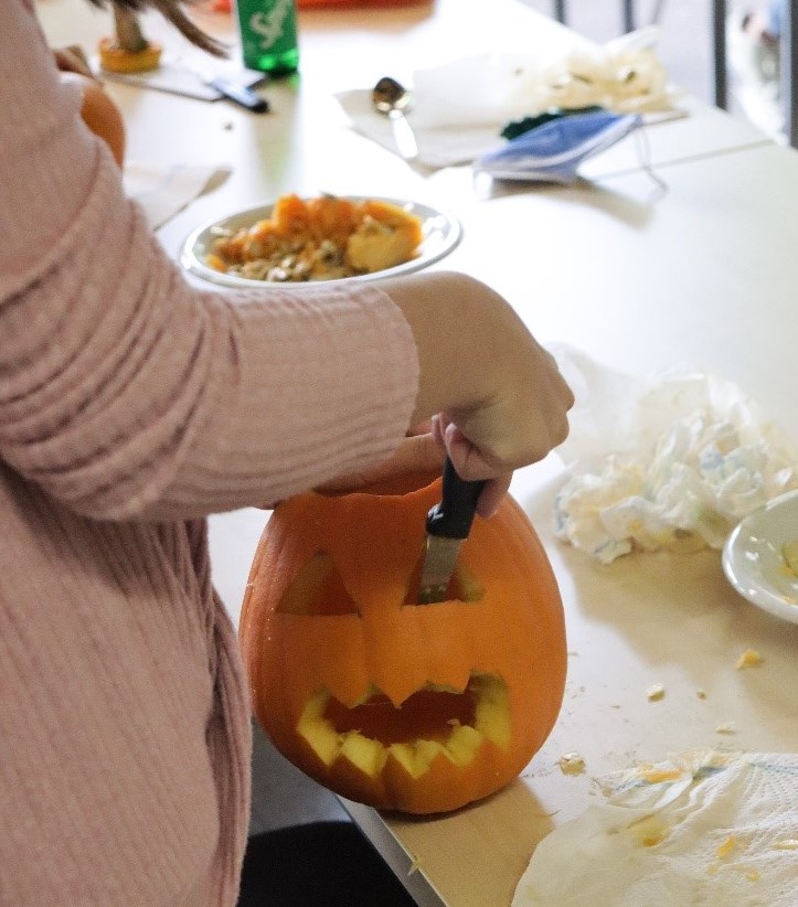 Kürbis Schnitzen mit den Messdienern 