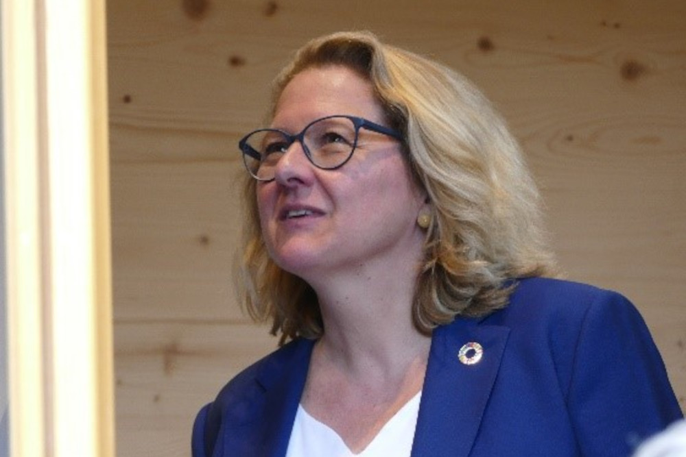 Foto von Bundesministerin Svenja Schulze im Tiny House