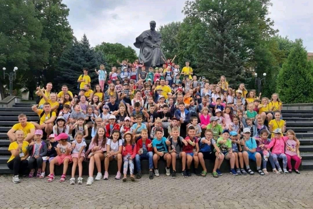 Gruppenfoto der Kinder, die am sommerprogramm teilgenommen haben.