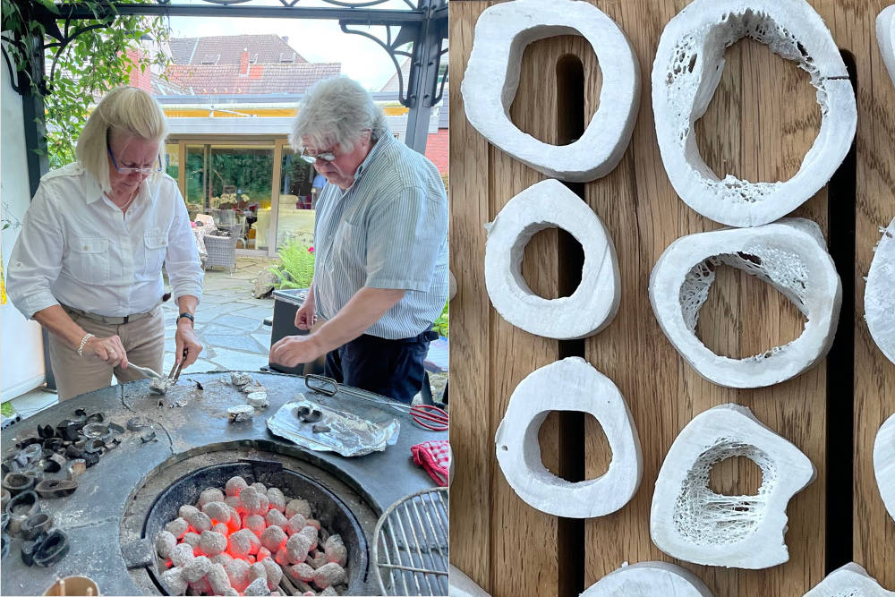 Frau und Mann beim Auskochen von Tierknochen.
