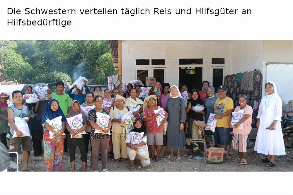 Eine Gruppe von Schwestern und Freiwilligen verteilt täglich Reis und Hilfsgüter an hilfsbedürftige Menschen. Das Foto zeigt die Schwestern und Empfänger:innen vor einem Gebäude, alle halten Pakete mit Lebensmitteln in den Händen. Ein Beispiel für karitative Unterstützung und Solidarität