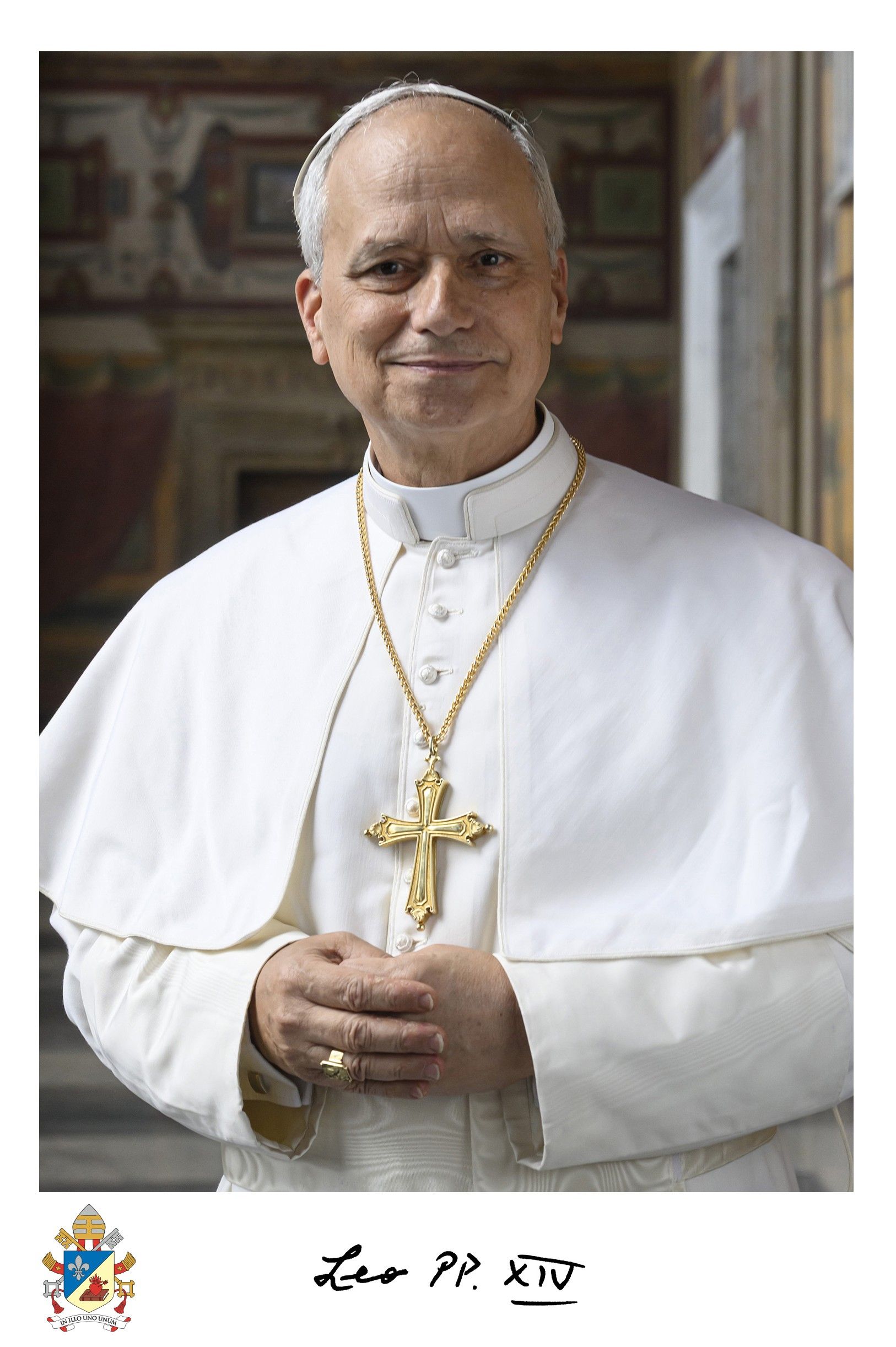 Offizielles Porträt von Papst Leo XIV. in weißem Gewand mit goldenem Kreuz.