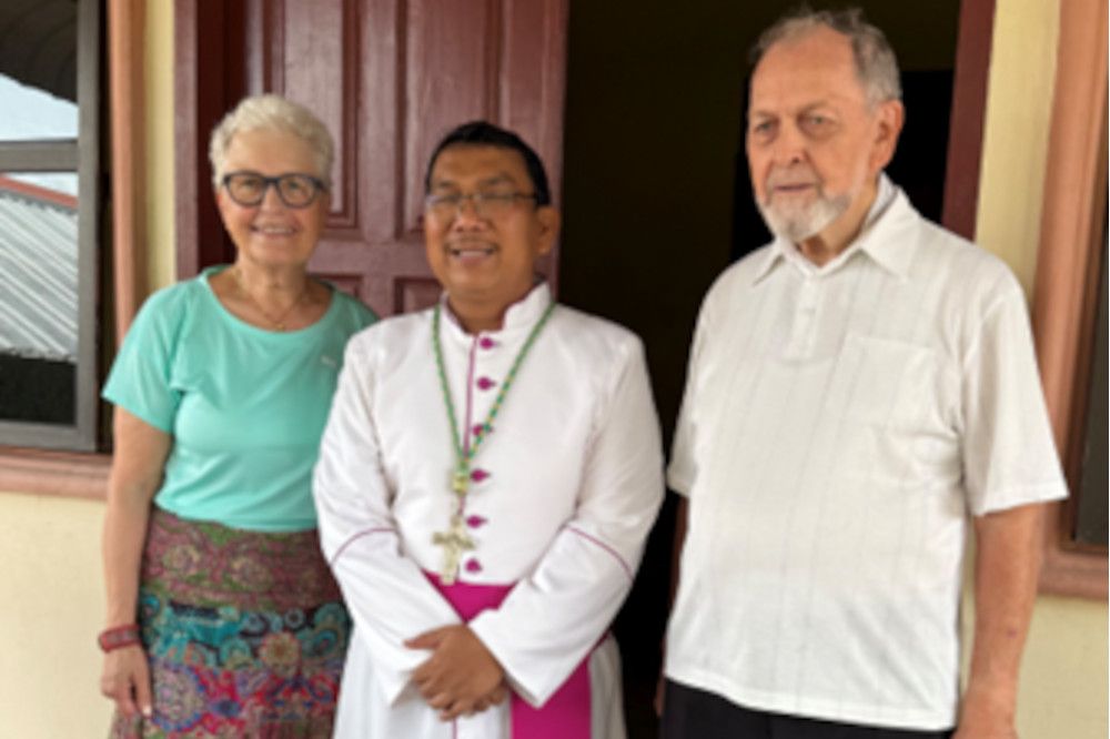 von links nach rechts: Marianne Telgmann, Bischof Franziskus von Sibolga und Pater Johannes