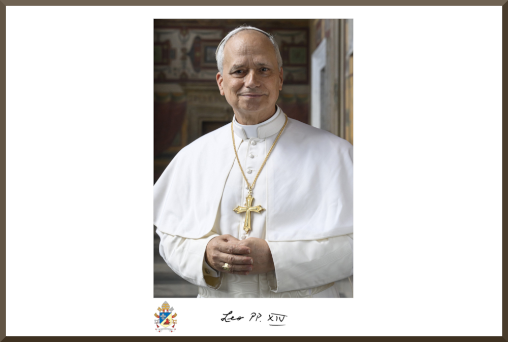 Offizielles Porträt von Papst Leo XIV. in weißem Gewand mit goldenem Kreuz.